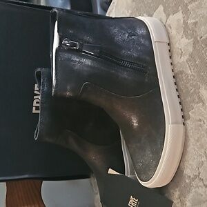 Frye Gia Lug Zip Booties Womens Size 6.5M Dark Glittery Gray NIB